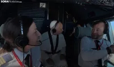 Una imagen del Papa con el comandante soriano en la cabina de la aeronave. /Iberia