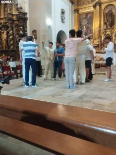 El alcalde de San Leonardo de Yagüe con los participantes del reality internacional 'What a Trip'