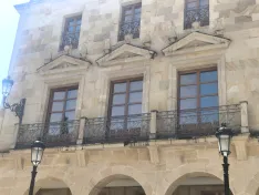 Ventanas de los despachos del grupo socialista donde la Policía Judicial continúa recabando información. | SN