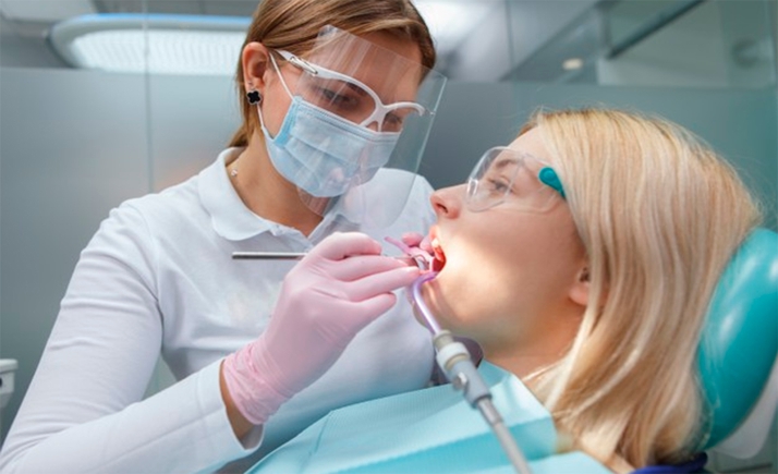 Los dentistas y Cámilo Sainz apuestan por ofrecer atención dental a pacientes con problemas mentales