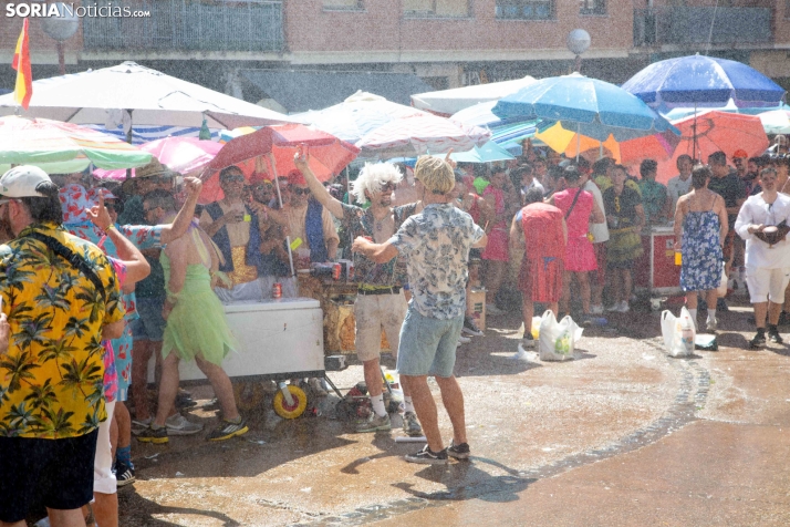 El ambiente y la jarana inundan La Chata