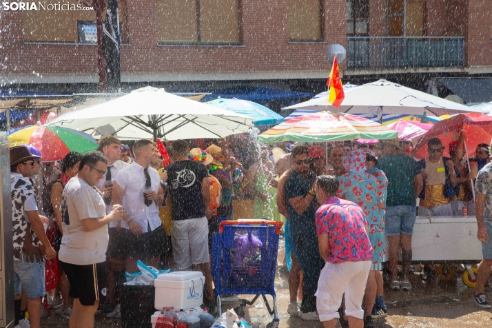 El ambiente y la jarana inundan La Chata