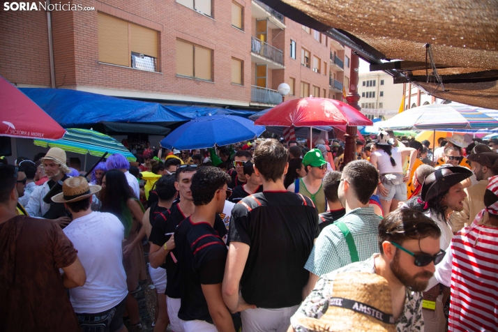 El ambiente y la jarana inundan La Chata