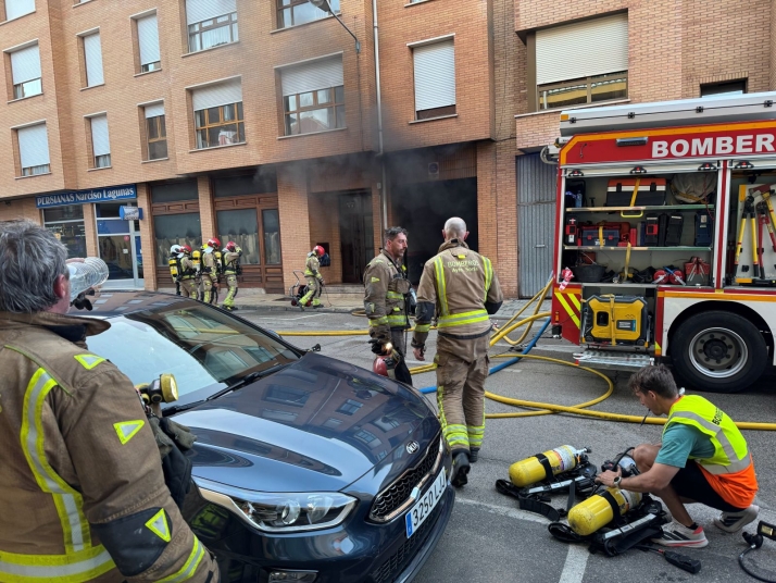 El incendio de un garaje de la calle Merineros afecta a seis bloques y deja cuatro trasladados al hospital