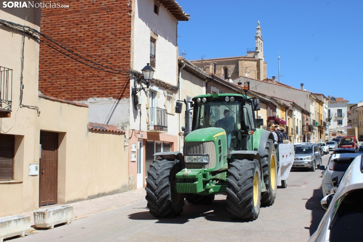 IM&Aacute;GENES | Trajes tradicionales, el ba&uacute;l de los recuerdos y carrozas en las fiestas del Corpus d