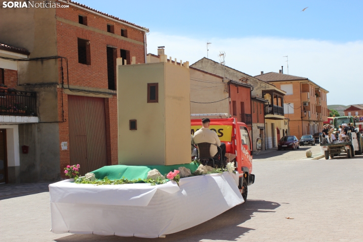 IM&Aacute;GENES | Trajes tradicionales, el ba&uacute;l de los recuerdos y carrozas en las fiestas del Corpus d