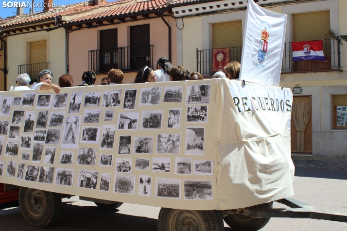 IM&Aacute;GENES | Trajes tradicionales, el ba&uacute;l de los recuerdos y carrozas en las fiestas del Corpus d