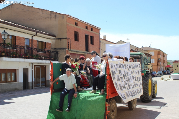 IM&Aacute;GENES | Trajes tradicionales, el ba&uacute;l de los recuerdos y carrozas en las fiestas del Corpus d