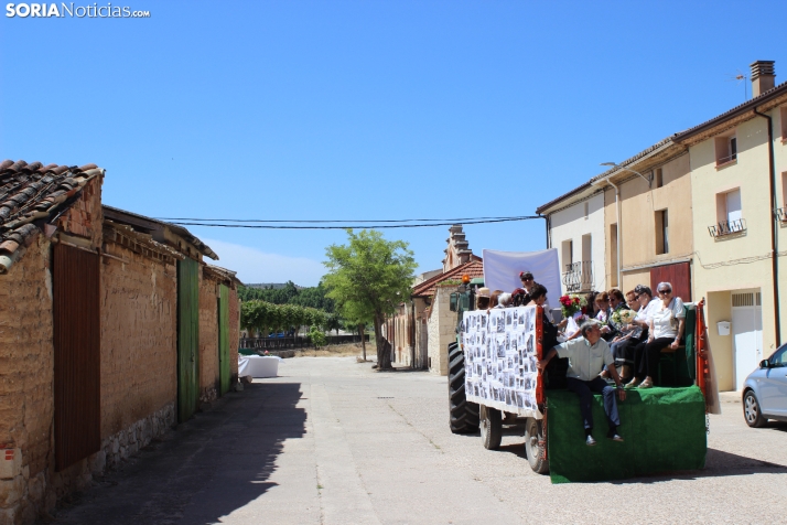 IM&Aacute;GENES | Trajes tradicionales, el ba&uacute;l de los recuerdos y carrozas en las fiestas del Corpus d
