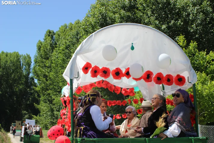 IM&Aacute;GENES | Trajes tradicionales, el ba&uacute;l de los recuerdos y carrozas en las fiestas del Corpus d