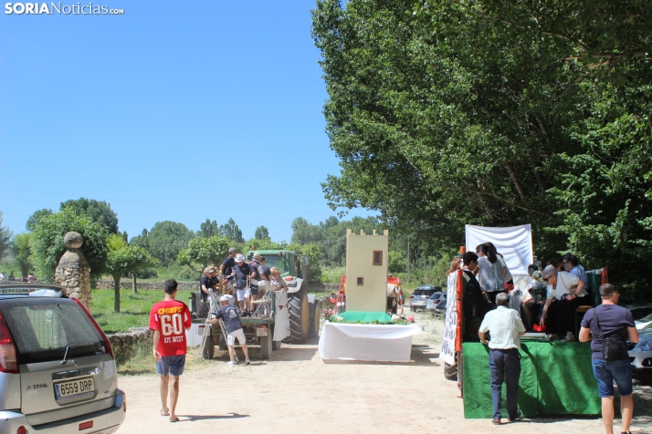 IM&Aacute;GENES | Trajes tradicionales, el ba&uacute;l de los recuerdos y carrozas en las fiestas del Corpus d