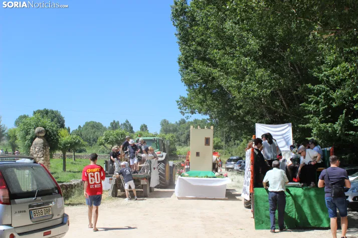 IM&Aacute;GENES | Trajes tradicionales, el ba&uacute;l de los recuerdos y carrozas en las fiestas del Corpus d