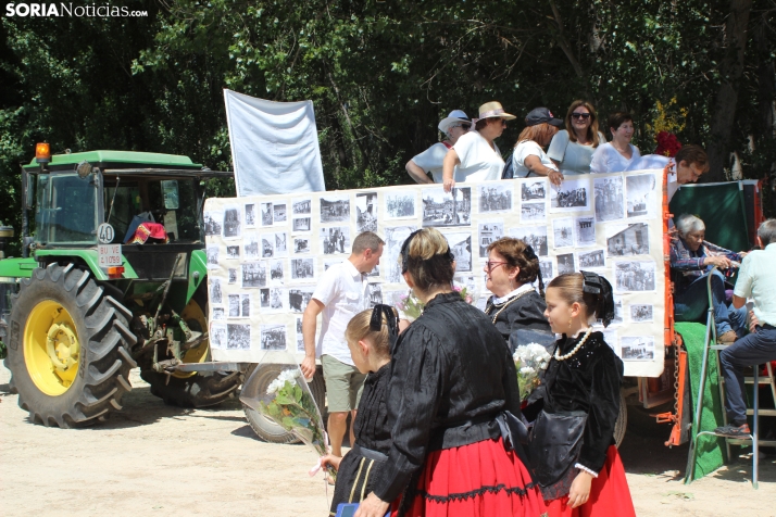 IM&Aacute;GENES | Trajes tradicionales, el ba&uacute;l de los recuerdos y carrozas en las fiestas del Corpus d