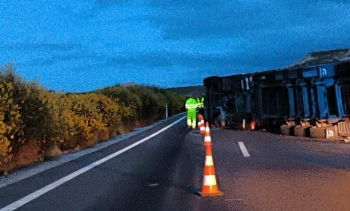 Un camión de paquetería vuelca en la A-11 en San Esteban de Gormaz