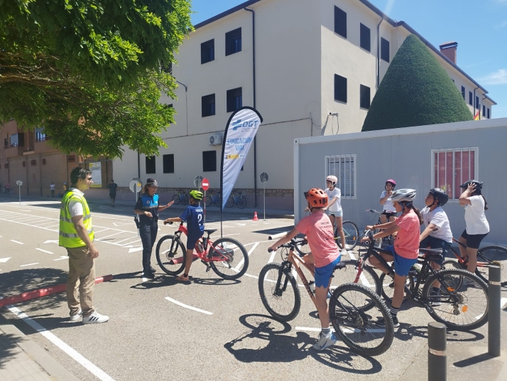 Los escolares de Almazán aprenden a moverse de forma segura en bicicleta y como peatones