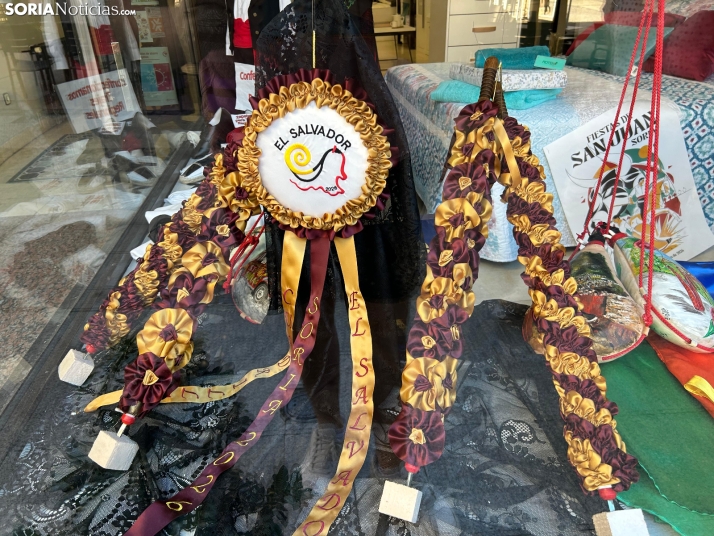En im&aacute;genes: los escaparates de Soria ya lucen los cachirulos de las cuadrillas de San Juan
