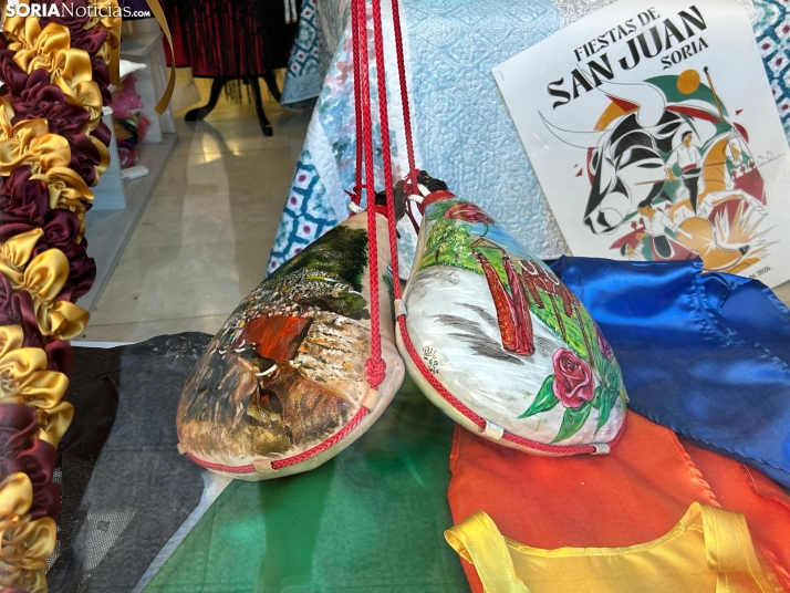 En im&aacute;genes: los escaparates de Soria ya lucen los cachirulos de las cuadrillas de San Juan
