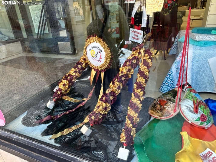 En im&aacute;genes: los escaparates de Soria ya lucen los cachirulos de las cuadrillas de San Juan