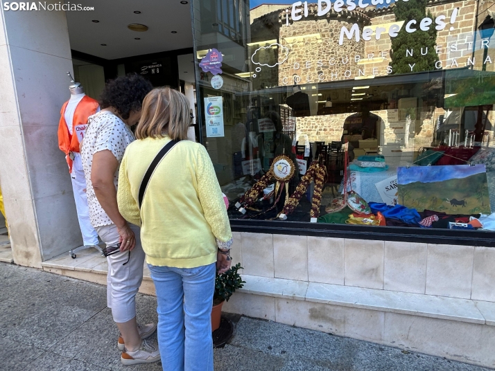 En im&aacute;genes: los escaparates de Soria ya lucen los cachirulos de las cuadrillas de San Juan