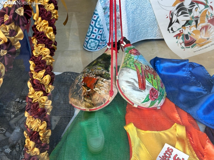 En im&aacute;genes: los escaparates de Soria ya lucen los cachirulos de las cuadrillas de San Juan