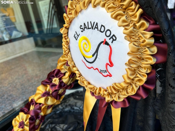 En im&aacute;genes: los escaparates de Soria ya lucen los cachirulos de las cuadrillas de San Juan