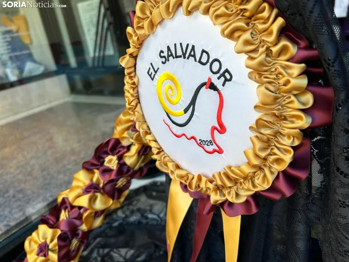 En im&aacute;genes: los escaparates de Soria ya lucen los cachirulos de las cuadrillas de San Juan