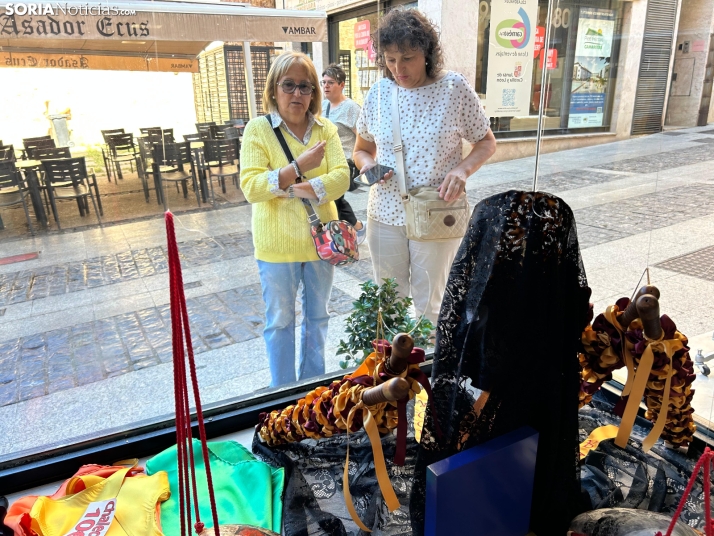 En im&aacute;genes: los escaparates de Soria ya lucen los cachirulos de las cuadrillas de San Juan