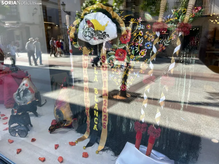 En im&aacute;genes: los escaparates de Soria ya lucen los cachirulos de las cuadrillas de San Juan