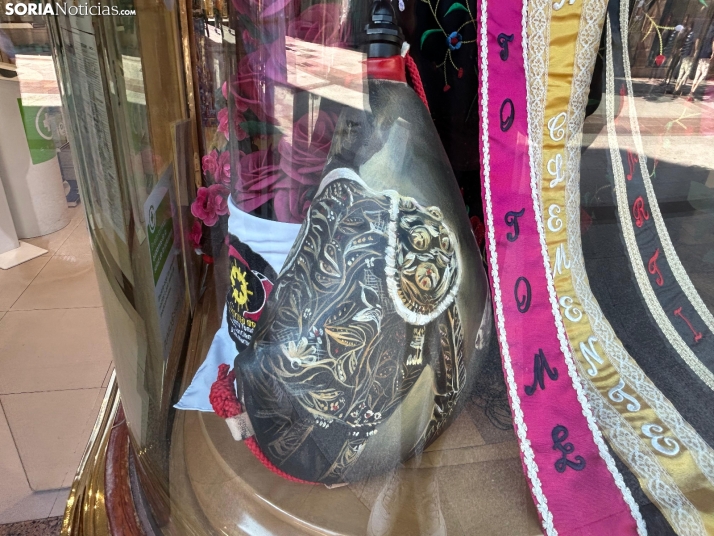 En im&aacute;genes: los escaparates de Soria ya lucen los cachirulos de las cuadrillas de San Juan