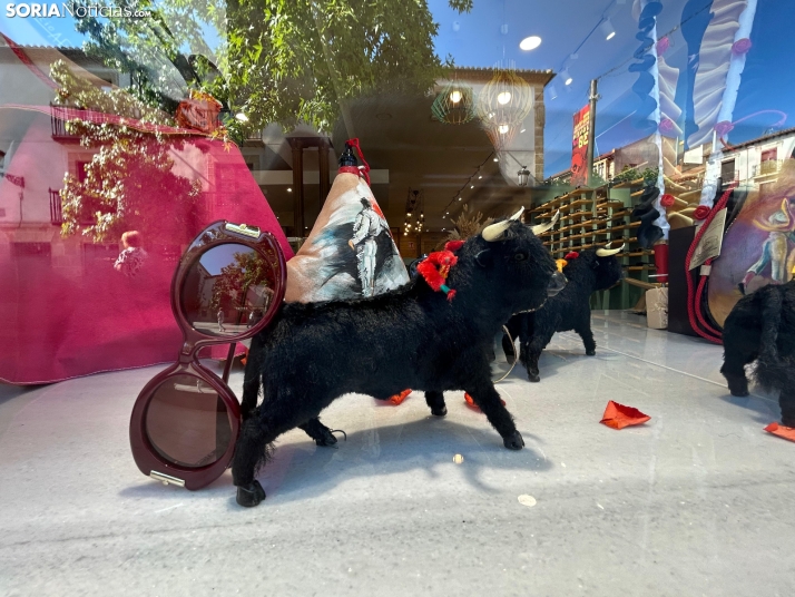 En im&aacute;genes: los escaparates de Soria ya lucen los cachirulos de las cuadrillas de San Juan