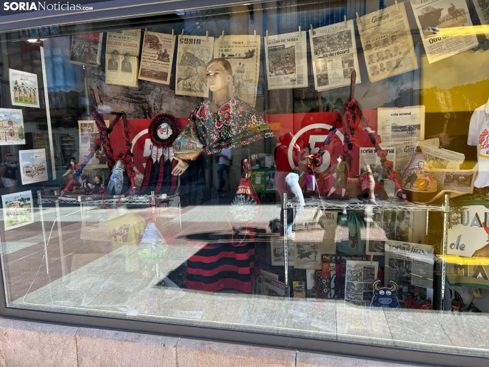 En im&aacute;genes: los escaparates de Soria ya lucen los cachirulos de las cuadrillas de San Juan