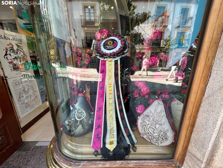 En im&aacute;genes: los escaparates de Soria ya lucen los cachirulos de las cuadrillas de San Juan