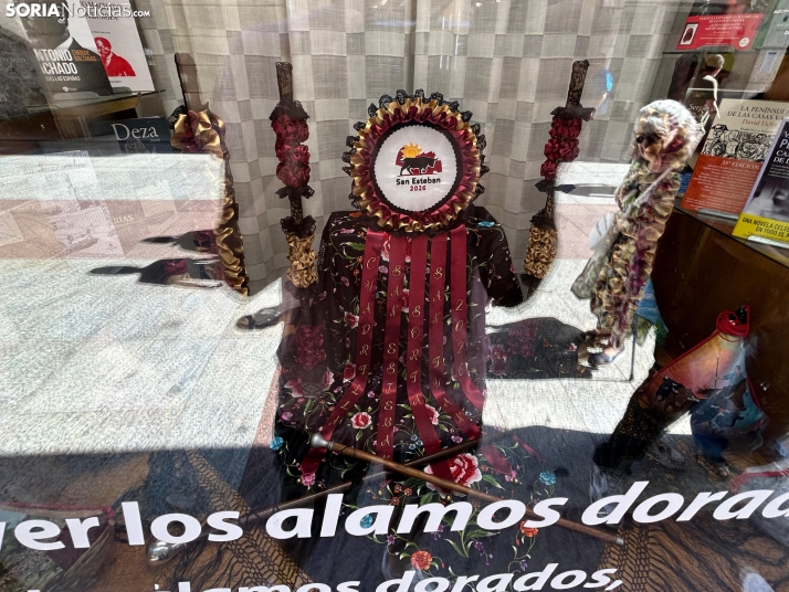 En im&aacute;genes: los escaparates de Soria ya lucen los cachirulos de las cuadrillas de San Juan