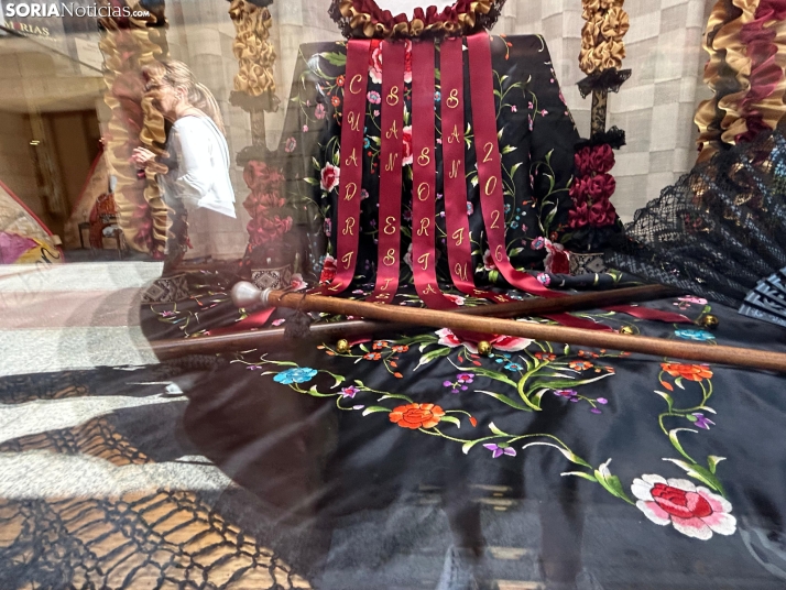 En im&aacute;genes: los escaparates de Soria ya lucen los cachirulos de las cuadrillas de San Juan
