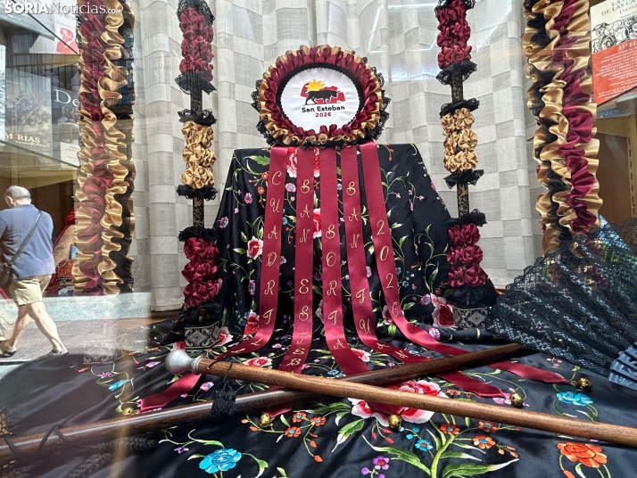 En im&aacute;genes: los escaparates de Soria ya lucen los cachirulos de las cuadrillas de San Juan