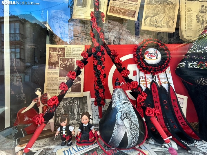 En im&aacute;genes: los escaparates de Soria ya lucen los cachirulos de las cuadrillas de San Juan