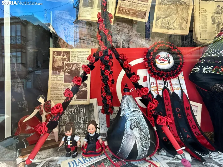 En im&aacute;genes: los escaparates de Soria ya lucen los cachirulos de las cuadrillas de San Juan