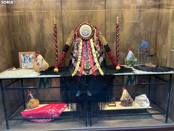 En im&aacute;genes: los escaparates de Soria ya lucen los cachirulos de las cuadrillas de San Juan