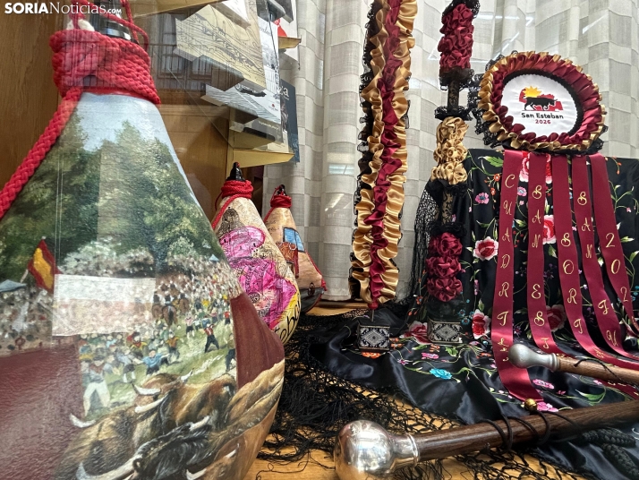 En im&aacute;genes: los escaparates de Soria ya lucen los cachirulos de las cuadrillas de San Juan