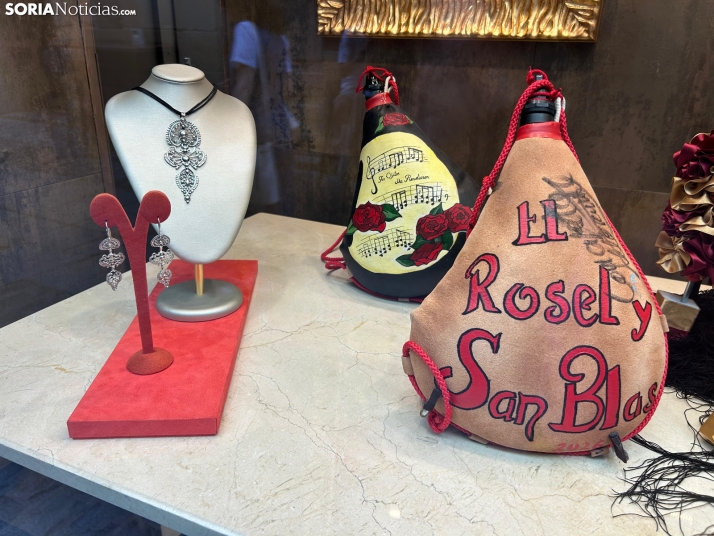 En im&aacute;genes: los escaparates de Soria ya lucen los cachirulos de las cuadrillas de San Juan