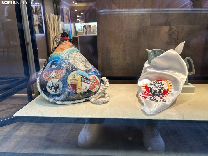 En im&aacute;genes: los escaparates de Soria ya lucen los cachirulos de las cuadrillas de San Juan