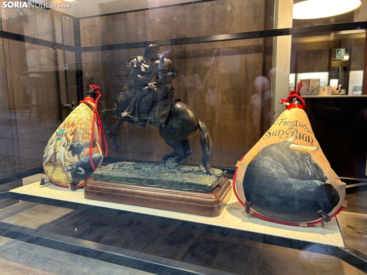 En im&aacute;genes: los escaparates de Soria ya lucen los cachirulos de las cuadrillas de San Juan