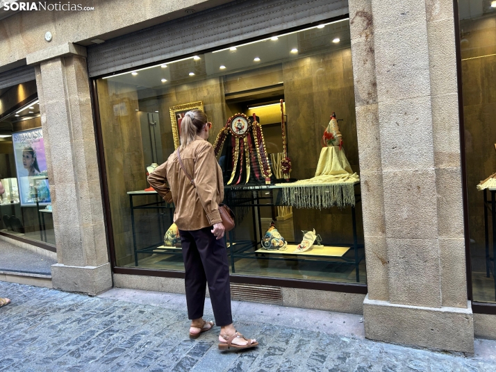 En im&aacute;genes: los escaparates de Soria ya lucen los cachirulos de las cuadrillas de San Juan