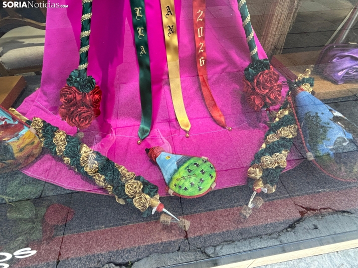 En im&aacute;genes: los escaparates de Soria ya lucen los cachirulos de las cuadrillas de San Juan