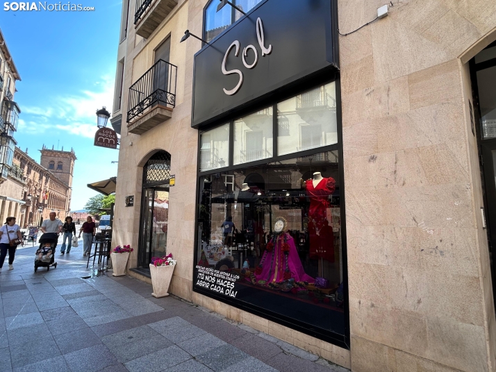 En im&aacute;genes: los escaparates de Soria ya lucen los cachirulos de las cuadrillas de San Juan