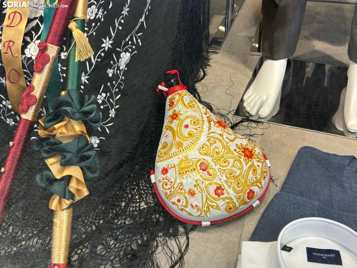 En im&aacute;genes: los escaparates de Soria ya lucen los cachirulos de las cuadrillas de San Juan