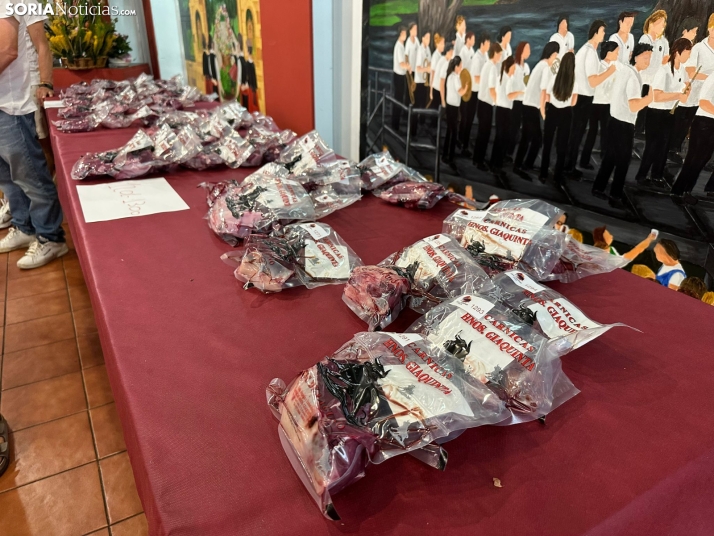 GALER&Iacute;A | Las Cuadrillas viven una intensa ma&ntilde;ana con el reparto de tajadas frescas