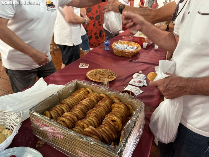 GALER&Iacute;A | Las Cuadrillas viven una intensa ma&ntilde;ana con el reparto de tajadas frescas