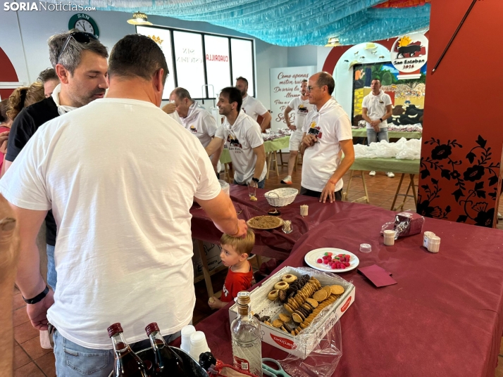 GALER&Iacute;A | Las Cuadrillas viven una intensa ma&ntilde;ana con el reparto de tajadas frescas