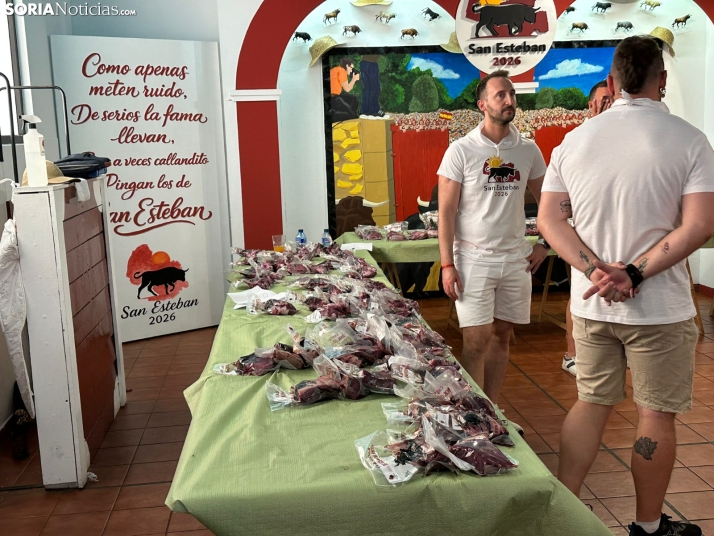 GALER&Iacute;A | Las Cuadrillas viven una intensa ma&ntilde;ana con el reparto de tajadas frescas